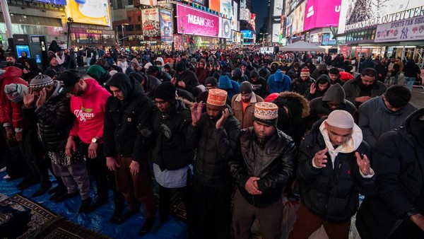 Warga Muslim AS laksanakan Shalat Tarawih di Times Square Meski di cuaca Dingin 4°C