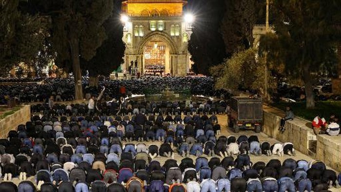 Warga Palestina Salat Tarawih di Masjid Al Aqsa Dijaga Ketat Pasukan Israel