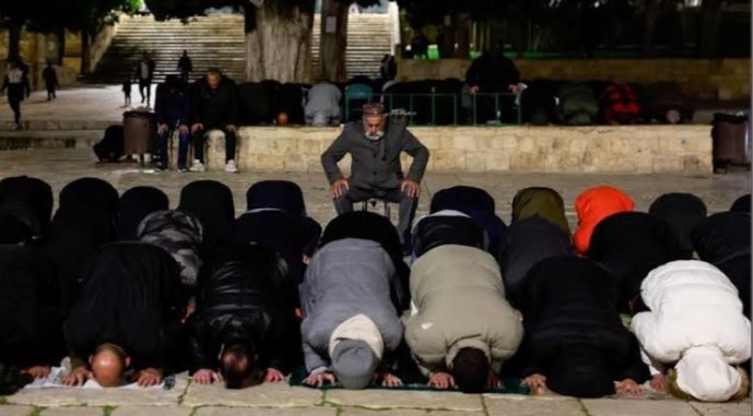 Warga Palestina Salat Tarawih di Masjid Al Aqsa Dijaga Ketat Pasukan Israel