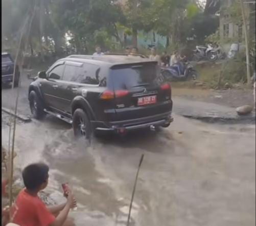 Warga Protes Sambil Mancing di Jalan Rusak Penuh Air Saat Pejabat Lewat,Malah Dicuekin