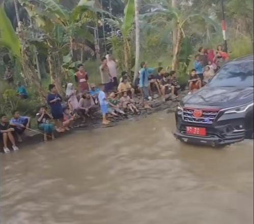 Warga Protes Sambil Mancing di Jalan Rusak Penuh Air Saat Pejabat Lewat,Malah Dicuekin