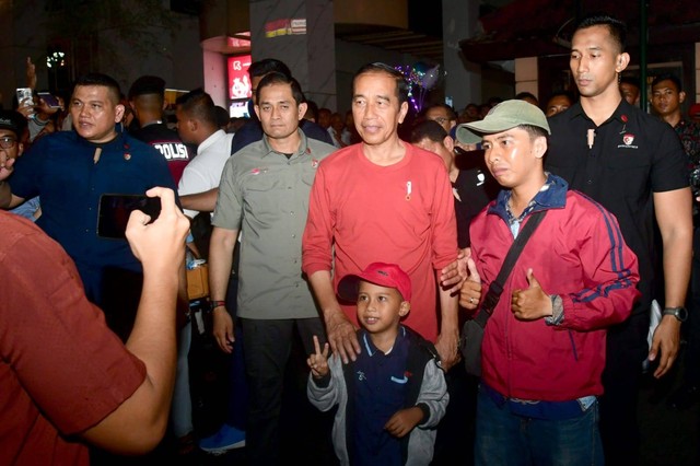 Warga Tak Menyangka Bisa Bertemu Jokowi saat Malam Mingguan di Malioboro