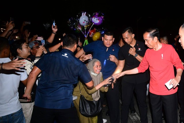 Warga Tak Menyangka Bisa Bertemu Jokowi saat Malam Mingguan di Malioboro